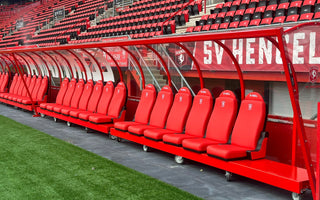 Stijlvolle dugouts in Twente-rood voor De Grolsch Veste
