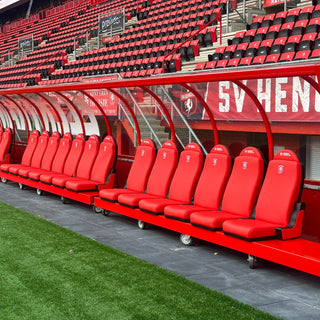 Stijlvolle dugouts in Twente-rood voor De Grolsch Veste