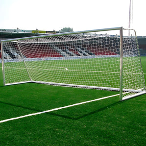 Aluminium voetbaldoel groot 7,32x2,44 van SKOR | Professioneel, 100x120 mm profiel, geplaatst op sportveld