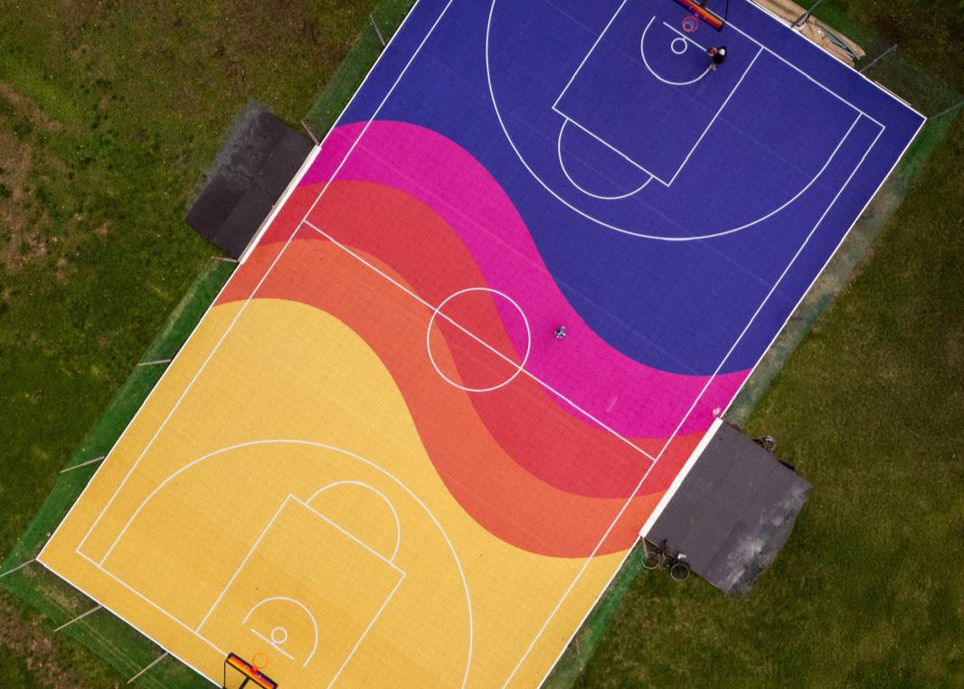 Basketbalveld met custom made sportvloer en basketbalpalen