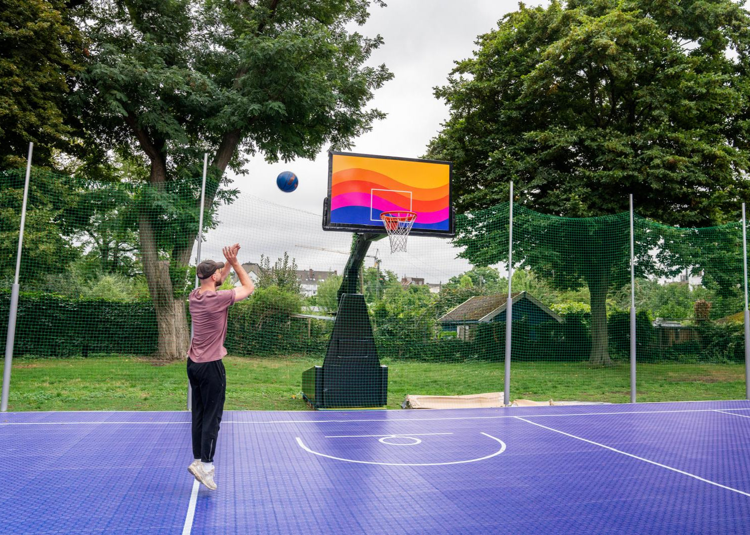 Gepersonaliseerd basketbalveld van SKOR met basketpaal en speler