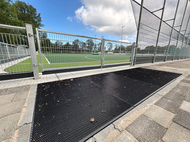 Schoonloopmatten voor ingang van hockeyveld